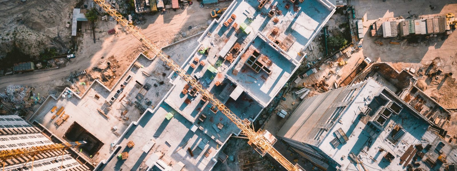 La construcción muestra los primeros brotes verdes tras la COVID-19